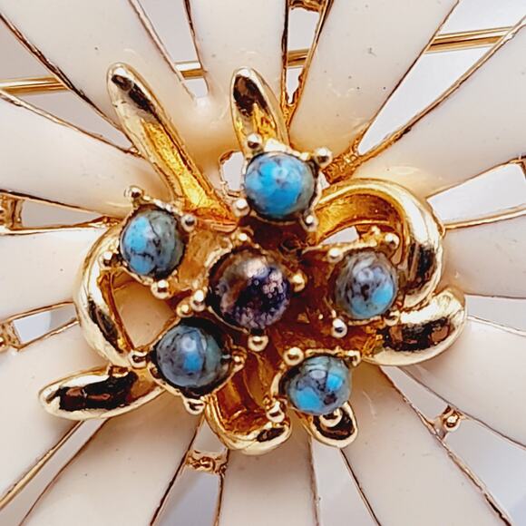 Vintage Large Cream Enamel Gold Plated Daisy Flower Brooch - Picture 3 of 10